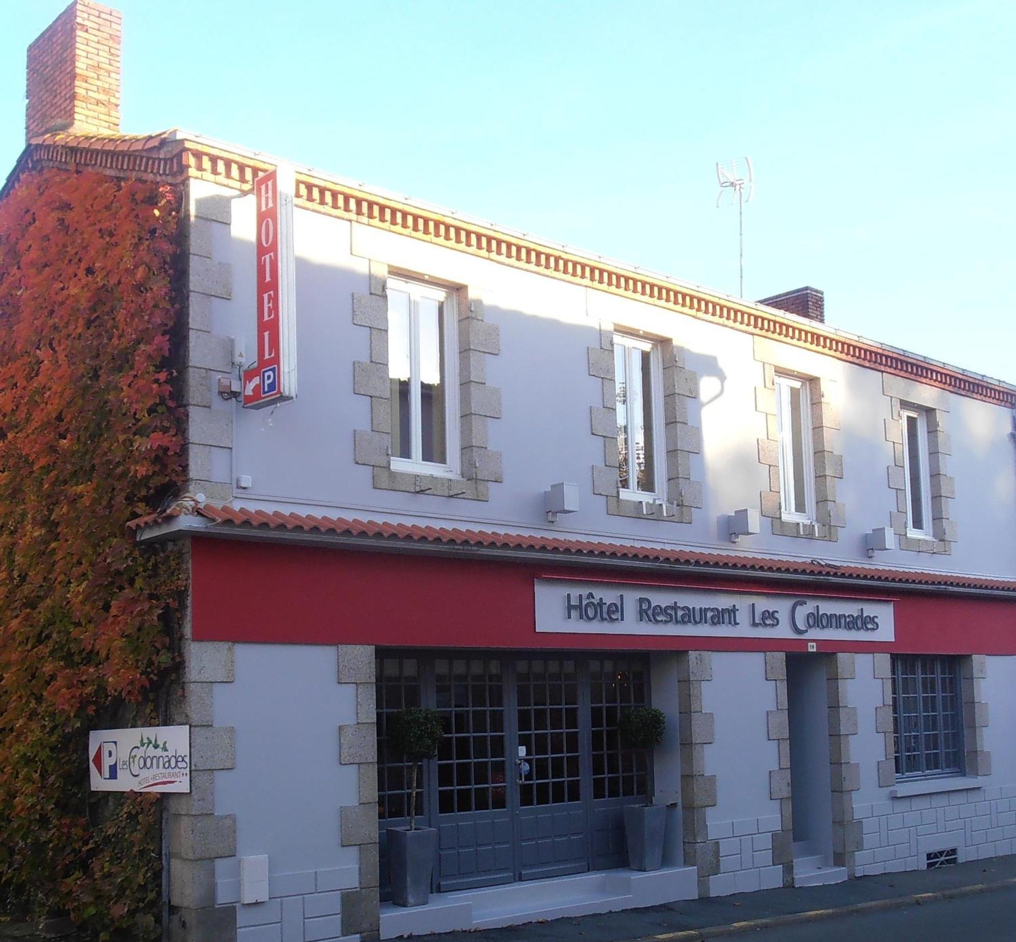 Hotel-Restaurant Les Colonnades Saint-Fulgent Exteriör bild